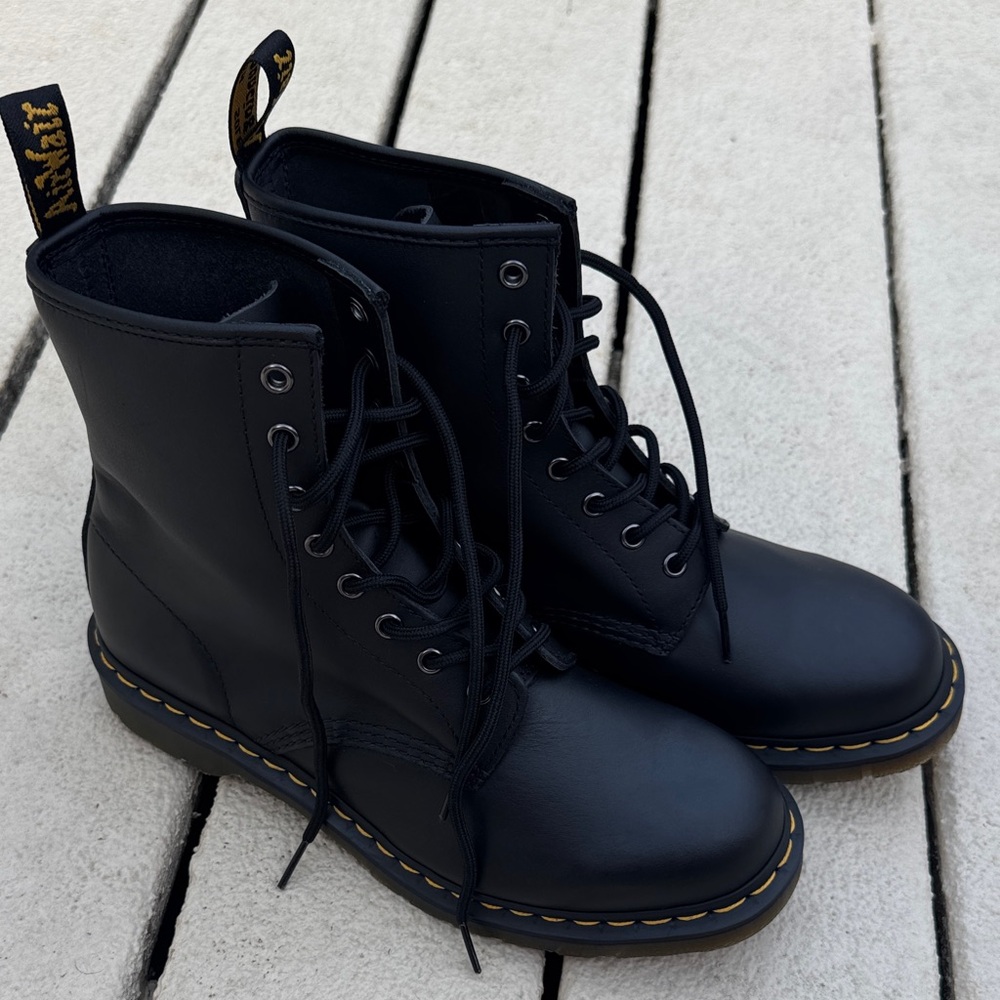 Dr. Martens Women’s NWOT 1460 Smooth Leather Lace Up Boot - Picture 2 of 8